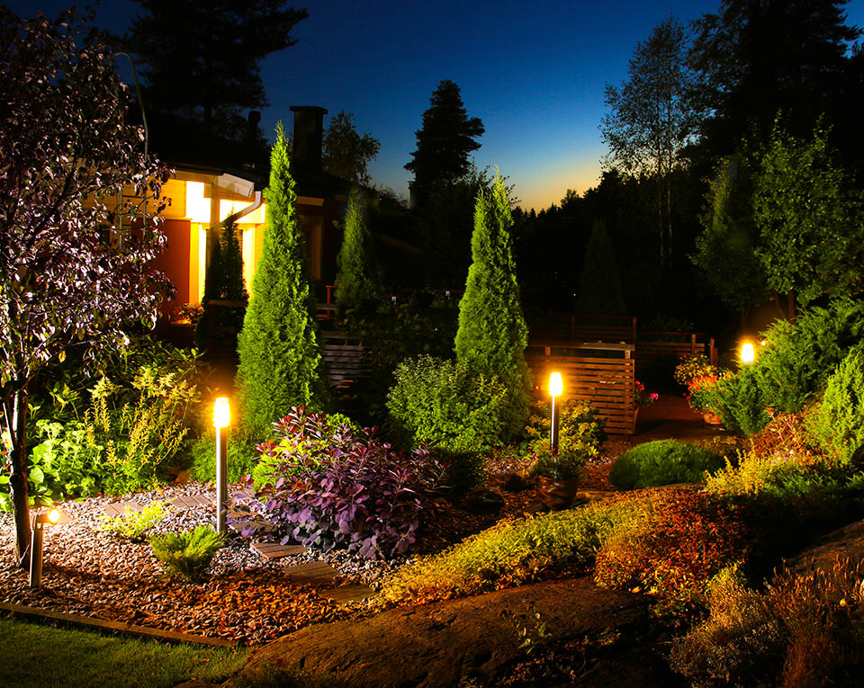 What are the reasons why solar lamps are widely used in outdoor environments?